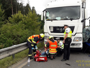 Nákladní vůz se rozpáral o kamion, D5 ve směru na Prahu je s omezením průjezdná