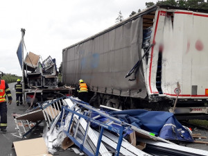 Nákladní vůz se rozpáral o kamion, dálnice D5 ve směru na Prahu je s omezením průjezdná