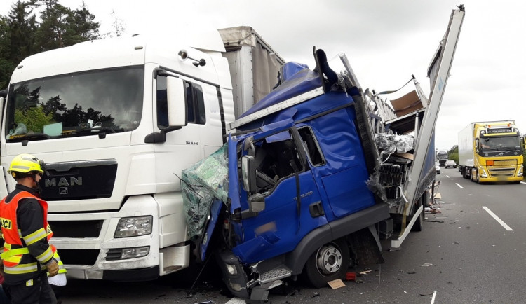 Nákladní vůz se rozpáral o kamion, D5 ve směru na Prahu je s omezením průjezdná