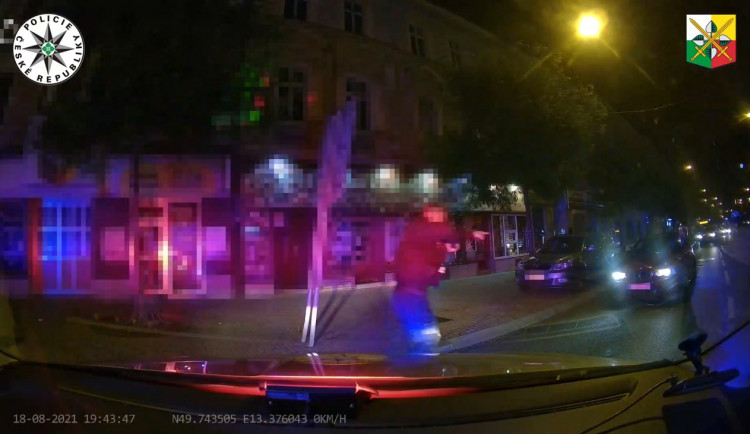 Zfetovaný mladík se řítil v kradeném BMW ulicemi města, zastavil ho až policejní  zátaras