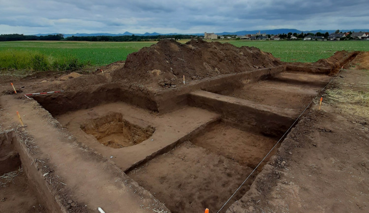 Pravěká mohyla u hory Říp ukrývala dětské ostatky, objevili ji plzeňští archeologové