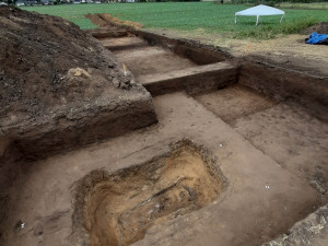 Pravěká mohyla u hory Říp ukrývala dětské ostatky, objevili ji plzeňští archeologové