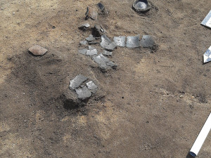 Pravěká mohyla u hory Říp ukrývala dětské ostatky, objevili ji plzeňští archeologové