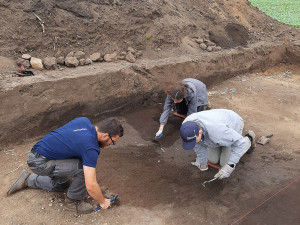 Pravěká mohyla u hory Říp ukrývala dětské ostatky, objevili ji plzeňští archeologové