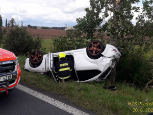 Dvacetiletý řidič nezvládl manévr. V autě převráceném na střechu se po nárazu do stromu zranili čtyři mladí lidé