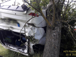 Dvacetiletý řidič nezvládl manévr. V autě převráceném na střechu se po nárazu do stromu zranili čtyři mladí lidé