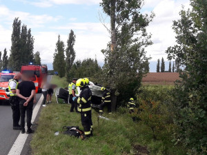 Dvacetiletý řidič nezvládl manévr. V autě převráceném na střechu se po nárazu do stromu zranili čtyři mladí lidé