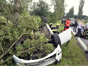 Dvacetiletý řidič nezvládl manévr. V autě převráceném na střechu se po nárazu do stromu zranili čtyři mladí lidé