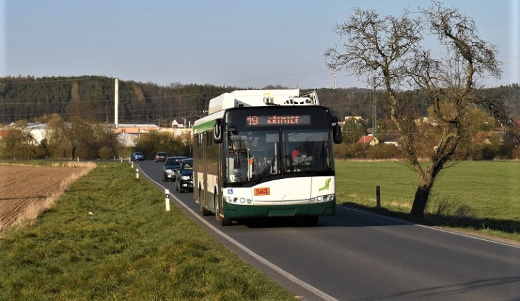 Trolejbusy mohou díky výkonným bateriím projíždět i úseky, kterými nevedou troleje