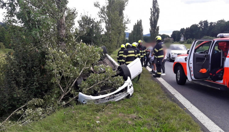 Dvacetiletý řidič nezvládl manévr. V autě převráceném na střechu se po nárazu do stromu zranili čtyři mladí lidé
