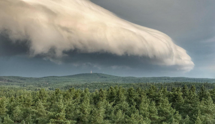 Obří roll cloud se vytvořil ráno nad Plzeňskem, lidem se na obloze naskytla úchvatná podívaná