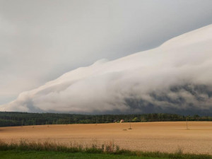 Obří mrak roll cloud se vytvořil ráno nad Plzeňskem, lidem se naskytla úchvatná podívaná
