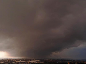 Obří mrak roll cloud se vytvořil ráno nad Plzeňskem, lidem se naskytla úchvatná podívaná