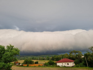 Obří mrak roll cloud se vytvořil ráno nad Plzeňskem, lidem se naskytla úchvatná podívaná