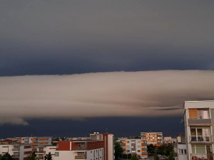Obří mrak roll cloud se vytvořil ráno nad Plzeňskem, lidem se naskytla úchvatná podívaná