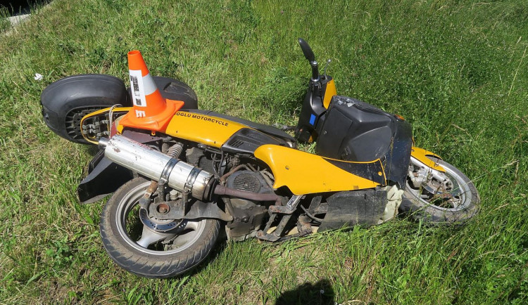 Opilec bez řidičáku havaroval na motocyklu, který si bez dovolení vypůjčil. Při nehodě zranil spolujezdce