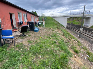 Po urgencích ze strany města se situace zlepšila. Dříve sahaly odpadky až ke kolejím.