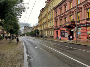 Nově uzavřená část Americké třídy zeje prázdnotou, kolony aut v okolních ulicích dramaticky narostly