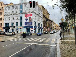 Nově uzavřená část Americké třídy zeje prázdnotou, kolony aut v okolních ulicích dramaticky narostly