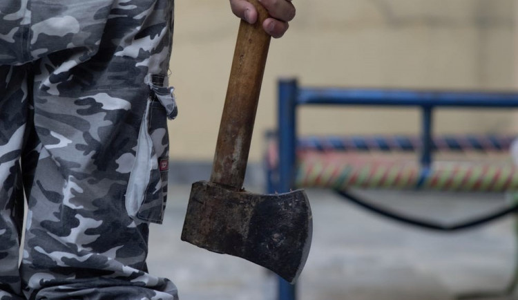 Naštvaný muž chtěl cizinci rozmlátit a stan sekerou. Vyhrožoval i své družce, že jí zapálí