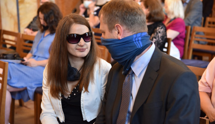 Dokument odvypráví příběh Martiny, která po útoku kyselinou oslepla a dnes pomáhá druhým