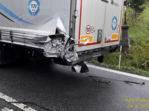 Vlek náklaďáku vyjel v zatáčce do protisměru, kde po nárazu doslova sešrotoval terénní auto