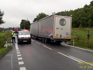Vlek náklaďáku vyjel v zatáčce do protisměru, kde po nárazu doslova sešrotoval terénní auto