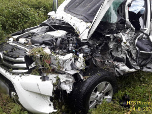 Vlek náklaďáku vyjel v zatáčce do protisměru, kde po nárazu doslova sešrotoval terénní auto