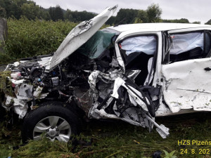 Vlek náklaďáku vyjel v zatáčce do protisměru, kde po nárazu doslova sešrotoval terénní auto