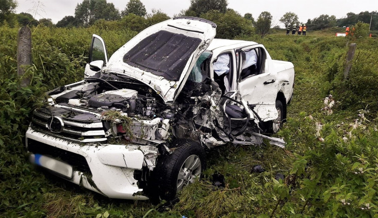 Vlek náklaďáku vyjel v zatáčce do protisměru, kde po nárazu doslova sešrotoval terénní auto