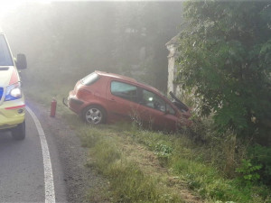 Při ranních nehodách v mlze se těžce zranil motorkář i řidič osobáku, vrtulník letecké záchranky ale nemohl do akce