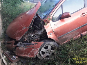 Při ranních nehodách v mlze se těžce zranil motorkář i řidič osobáku, vrtulník letecké záchranky ale nemohl do akce