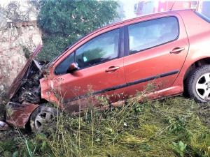 Při ranních nehodách v mlze se těžce zranil motorkář i řidič osobáku, vrtulník letecké záchranky ale nemohl do akce