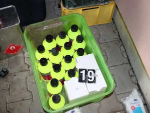 Cizinec ve velkém vařil pervitin, policie u něj objevila 18 kilo léků a litry chemikálií