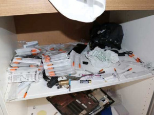 Cizinec ve velkém vařil pervitin, policie u něj objevila 18 kilo léků a litry chemikálií