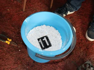 Cizinec ve velkém vařil pervitin, policie u něj objevila 18 kilo léků a litry chemikálií