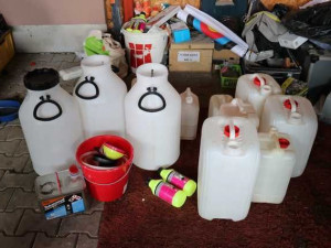 Cizinec ve velkém vařil pervitin, policie u něj objevila 18 kilo léků a litry chemikálií