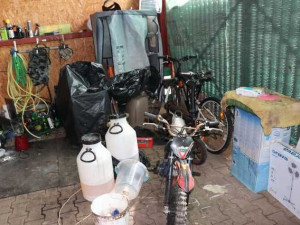 Cizinec ve velkém vařil pervitin, policie u něj objevila 18 kilo léků a litry chemikálií