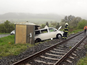 Vlak na přejezdu zdemoloval dodávku s neopatrným cizincem za volantem, viník způsobil vysokou škodu