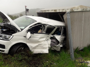 Vlak na přejezdu zdemoloval dodávku s neopatrným cizincem za volantem, viník způsobil vysokou škodu