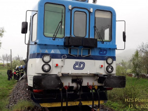 Vlak na přejezdu zdemoloval dodávku s neopatrným cizincem za volantem, viník způsobil vysokou škodu