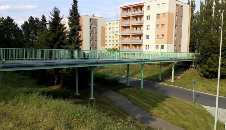 Chátrající lávka na plzeňském sídlišti Skvrňany je uzavřená a začíná rozsáhlá rekonstrukce 