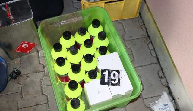 Cizinec ve velkém vařil pervitin, policie u něj objevila 18 kilo léků a litry chemikálií