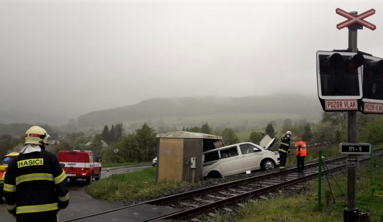 Vlak na přejezdu zdemoloval dodávku s neopatrným cizincem za volantem, viník způsobil vysokou škodu