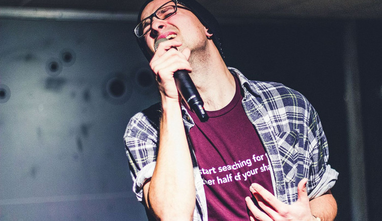 SLAM POETRY: Stovky diváků na poezii, žádný problém. Aneb kdo bude mistrem ČR 2020-21 ve slam poetry