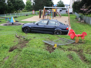 Řidič BMW nezvládl řízení a vletěl s autem na dětské hřiště