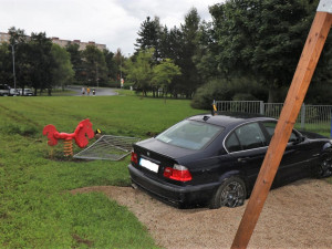 Řidič BMW vletěl s autem přímo doprostřed dětského hřiště