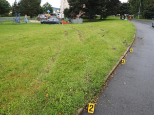 Řidič BMW vletěl s autem přímo doprostřed dětského hřiště