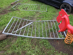 Řidič BMW vletěl s autem přímo doprostřed dětského hřiště