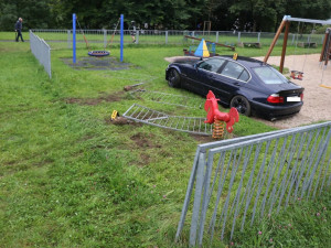 Řidič BMW vletěl s autem přímo doprostřed dětského hřiště